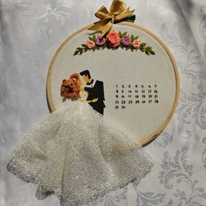 Hoop Art ricamato a mano con cornice floreale, spazio portafedi centrale, calendario ricamato, regalo anniversario elegante