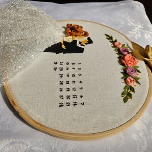 Hoop Art ricamato a mano con cornice floreale, spazio portafedi centrale, calendario ricamato, regalo anniversario elegante