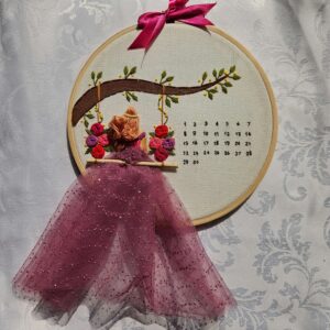 Hoop Art ricamato a mano, ragazza su altalena con fiori, abito lilla in tulle, calendario, regalo compleanno