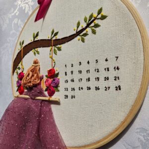 Hoop Art ricamato a mano, ragazza su altalena con fiori, abito lilla in tulle, calendario, regalo compleanno