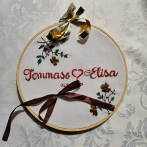 Portafedi ricamato a mano, stile minimal, fiori nei toni autunnali, cuore rosso e nastro porta-anelli, matrimonio