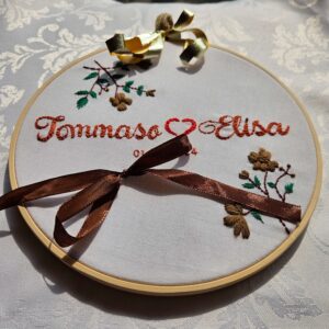Portafedi ricamato a mano, stile minimal, fiori nei toni autunnali, cuore rosso e nastro porta-anelli, matrimonio
