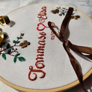 Portafedi ricamato a mano, stile minimal, fiori nei toni autunnali, cuore rosso e nastro porta-anelli, matrimonio