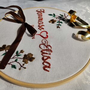 Portafedi ricamato a mano, stile minimal, fiori nei toni autunnali, cuore rosso e nastro porta-anelli, matrimonio