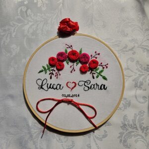 Portafedi ricamato a mano, cerchio 20 cm, cuore rosso, fiori ricamati, nastro per anelli, matrimonio elegante