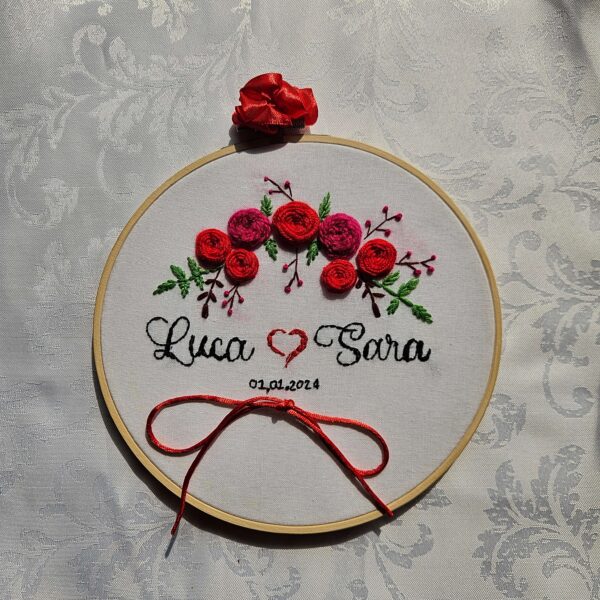 Portafedi ricamato a mano, cerchio 20 cm, cuore rosso, fiori ricamati, nastro per anelli, matrimonio elegante