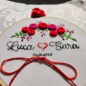 Portafedi ricamato a mano, cerchio 20 cm, cuore rosso, fiori ricamati, nastro per anelli, matrimonio elegante