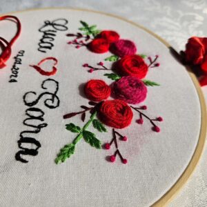 Portafedi ricamato a mano, cerchio 20 cm, cuore rosso, fiori ricamati, nastro per anelli, matrimonio elegante