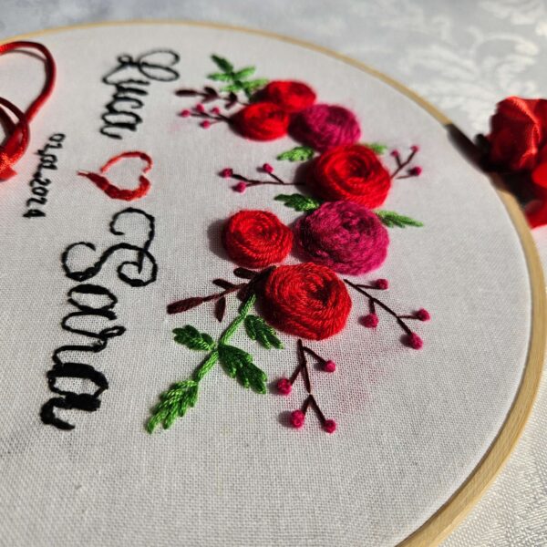 Portafedi ricamato a mano, cerchio 20 cm, cuore rosso, fiori ricamati, nastro per anelli, matrimonio elegante