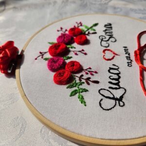 Portafedi ricamato a mano, cerchio 20 cm, cuore rosso, fiori ricamati, nastro per anelli, matrimonio elegante