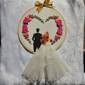 Telaio ricamato a mano, cuore di fiori, sposi stilizzati, abito 3D, regalo portafedi elegante