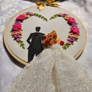Telaio ricamato a mano, cuore di fiori, sposi stilizzati, abito 3D, regalo portafedi elegante