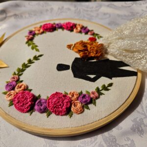 Telaio ricamato a mano, cuore di fiori, sposi stilizzati, abito 3D, regalo portafedi elegante