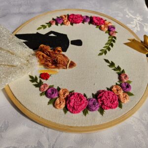Telaio ricamato a mano, cuore di fiori, sposi stilizzati, abito 3D, regalo portafedi elegante